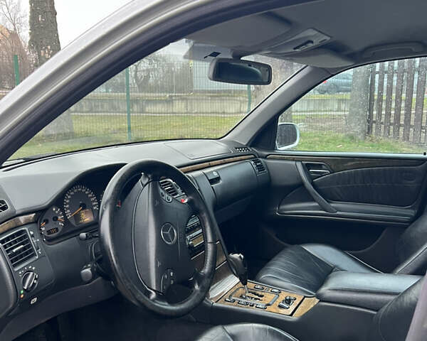 Серый Мерседес Е-Класс, объемом двигателя 3.2 л и пробегом 347 тыс. км за 4700 $, фото 10 на Automoto.ua