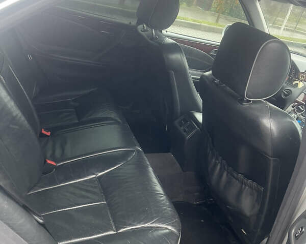 Серый Мерседес Е-Класс, объемом двигателя 2.6 л и пробегом 320 тыс. км за 1950 $, фото 8 на Automoto.ua