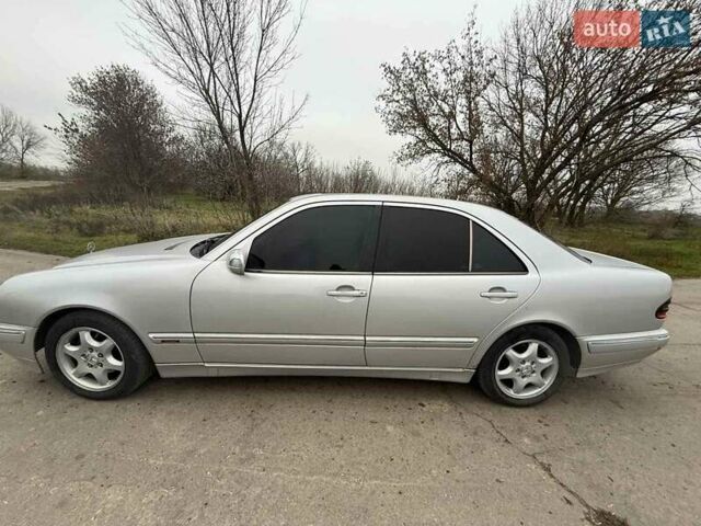 Серый Мерседес Е-Класс, объемом двигателя 2.2 л и пробегом 360 тыс. км за 3500 $, фото 1 на Automoto.ua