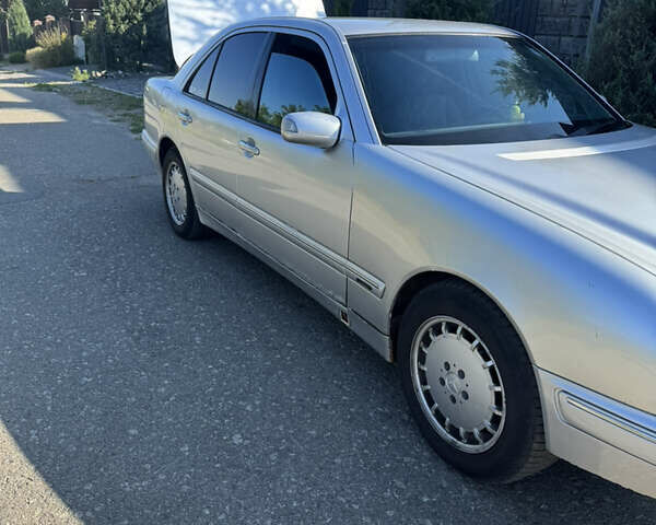 Серый Мерседес Е-Класс, объемом двигателя 3.22 л и пробегом 400 тыс. км за 4200 $, фото 1 на Automoto.ua