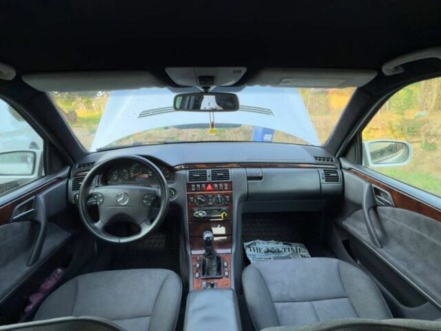 Сірий Мерседес Е-Клас, об'ємом двигуна 2.1 л та пробігом 350 тис. км за 4700 $, фото 4 на Automoto.ua