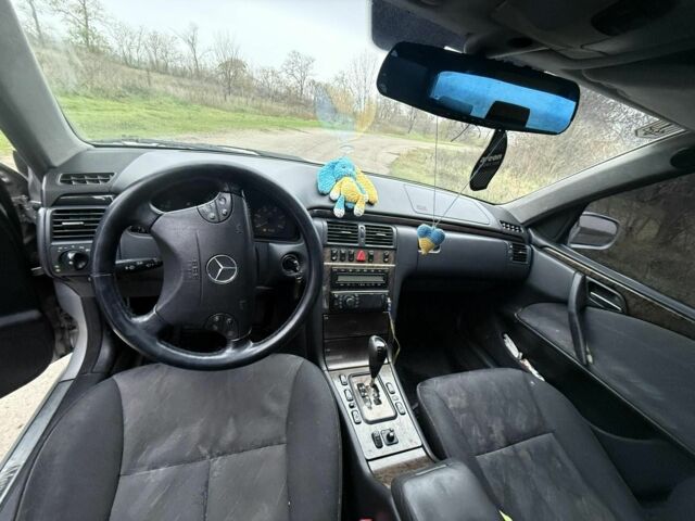 Серый Мерседес Е-Класс, объемом двигателя 2.2 л и пробегом 360 тыс. км за 3500 $, фото 1 на Automoto.ua