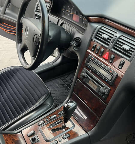 Серый Мерседес Е-Класс, объемом двигателя 3.2 л и пробегом 328 тыс. км за 6200 $, фото 25 на Automoto.ua