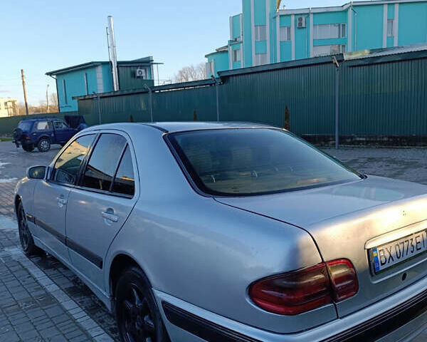 Сірий Мерседес Е-Клас, об'ємом двигуна 2 л та пробігом 444 тис. км за 2999 $, фото 4 на Automoto.ua