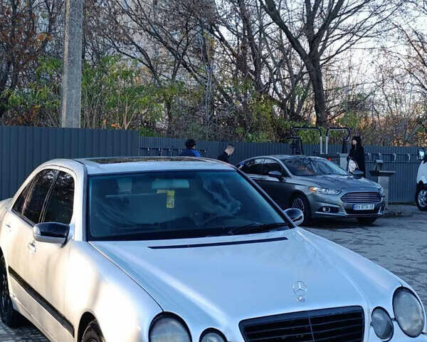 Сірий Мерседес Е-Клас, об'ємом двигуна 2 л та пробігом 444 тис. км за 2999 $, фото 1 на Automoto.ua