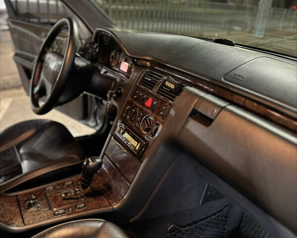 Серый Мерседес Е-Класс, объемом двигателя 3.2 л и пробегом 361 тыс. км за 5000 $, фото 35 на Automoto.ua