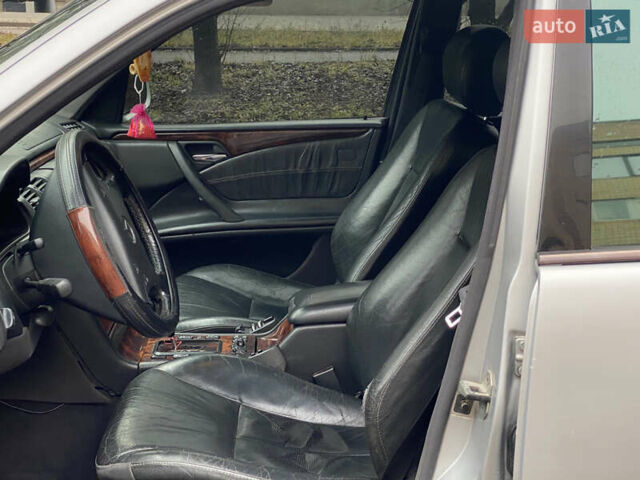 Серый Мерседес Е-Класс, объемом двигателя 3.2 л и пробегом 400 тыс. км за 2500 $, фото 11 на Automoto.ua