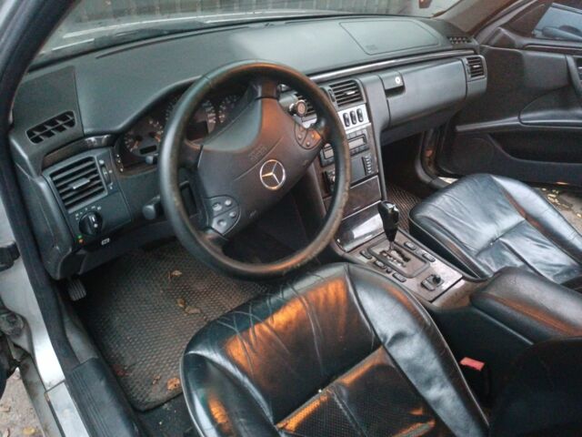 Серый Мерседес Е-Класс, объемом двигателя 2 л и пробегом 450 тыс. км за 2500 $, фото 5 на Automoto.ua