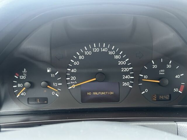 Серый Мерседес Е-Класс, объемом двигателя 2.1 л и пробегом 350 тыс. км за 3500 $, фото 5 на Automoto.ua