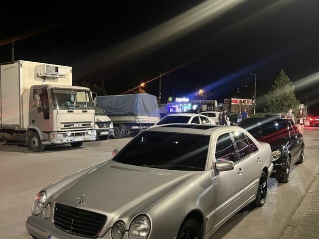 Серый Мерседес Е-Класс, объемом двигателя 3.2 л и пробегом 366 тыс. км за 5300 $, фото 6 на Automoto.ua