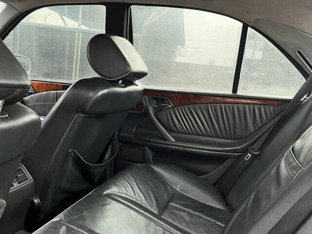 Серый Мерседес Е-Класс, объемом двигателя 2.7 л и пробегом 352 тыс. км за 3200 $, фото 12 на Automoto.ua