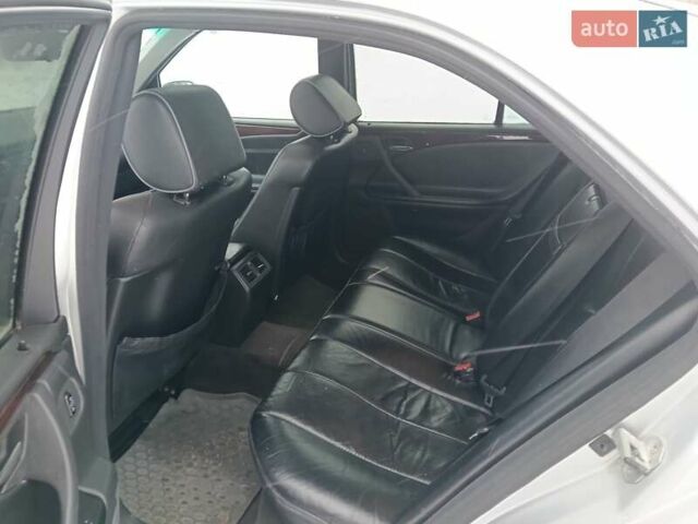 Сірий Мерседес Е-Клас, об'ємом двигуна 2 л та пробігом 300 тис. км за 2999 $, фото 4 на Automoto.ua