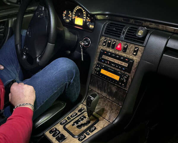 Серый Мерседес Е-Класс, объемом двигателя 3.2 л и пробегом 369 тыс. км за 6600 $, фото 13 на Automoto.ua