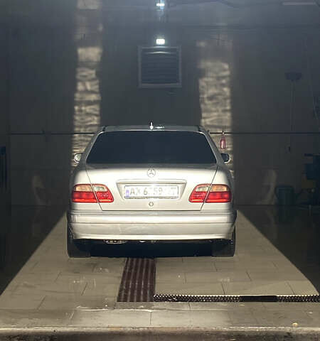 Сірий Мерседес Е-Клас, об'ємом двигуна 2 л та пробігом 450 тис. км за 5100 $, фото 10 на Automoto.ua