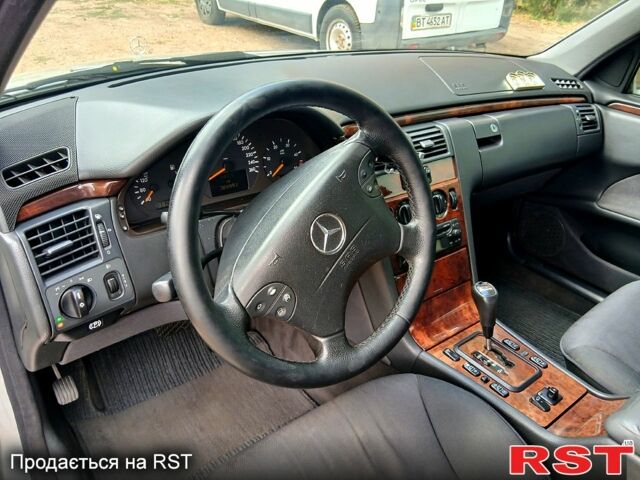 Серый Мерседес Е-Класс, объемом двигателя 2.1 л и пробегом 390 тыс. км за 5200 $, фото 2 на Automoto.ua