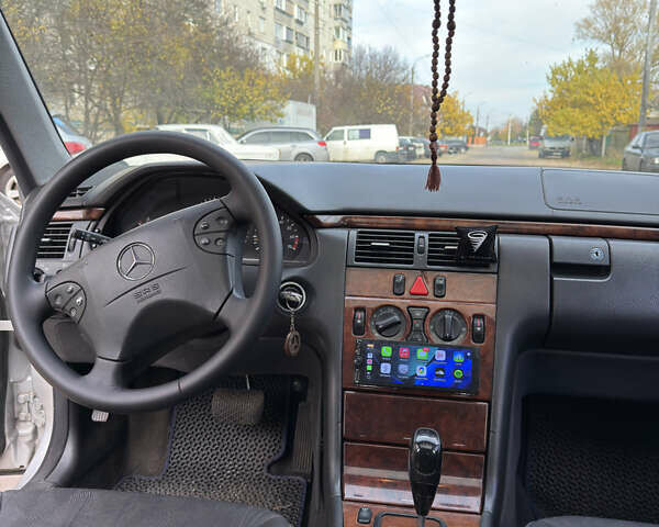 Серый Мерседес Е-Класс, объемом двигателя 2.8 л и пробегом 350 тыс. км за 4300 $, фото 10 на Automoto.ua