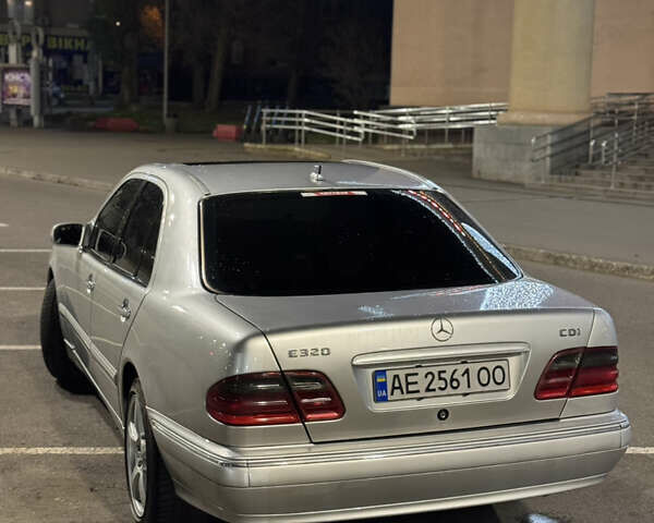 Серый Мерседес Е-Класс, объемом двигателя 3.2 л и пробегом 361 тыс. км за 5000 $, фото 3 на Automoto.ua