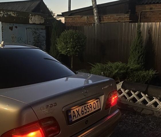 Сірий Мерседес Е-Клас, об'ємом двигуна 2 л та пробігом 450 тис. км за 5000 $, фото 5 на Automoto.ua