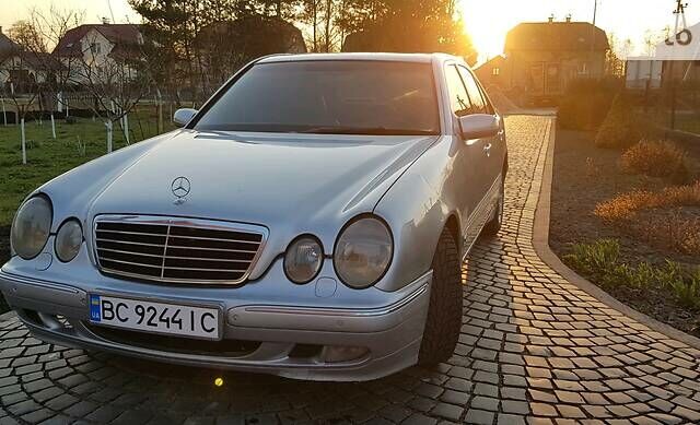 Сірий Мерседес Е-Клас, об'ємом двигуна 3.2 л та пробігом 368 тис. км за 5000 $, фото 13 на Automoto.ua