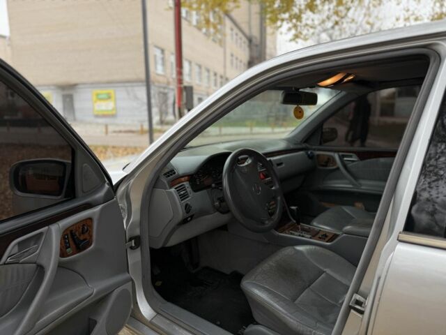 Серый Мерседес Е-Класс, объемом двигателя 3.2 л и пробегом 399 тыс. км за 3500 $, фото 10 на Automoto.ua