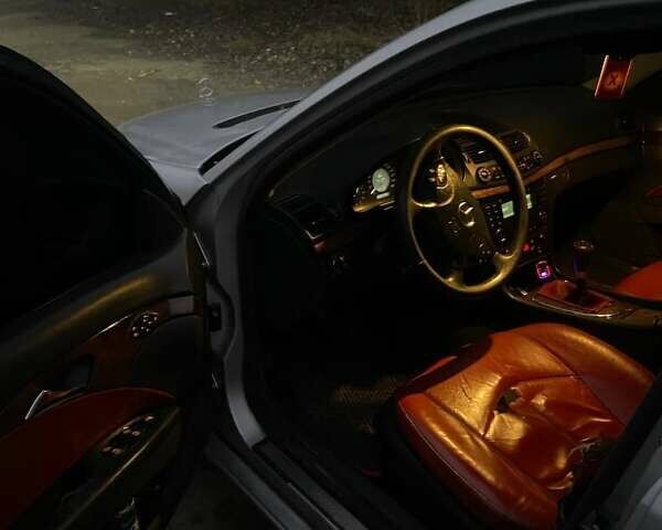 Сірий Мерседес Е-Клас, об'ємом двигуна 2.2 л та пробігом 421 тис. км за 4499 $, фото 6 на Automoto.ua