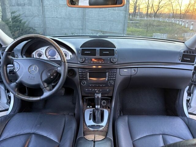 Сірий Мерседес Е-Клас, об'ємом двигуна 5 л та пробігом 280 тис. км за 6499 $, фото 18 на Automoto.ua