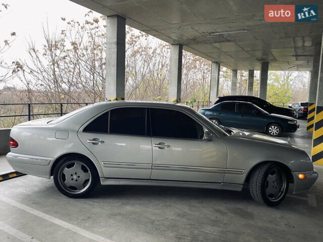 Серый Мерседес Е-Класс, объемом двигателя 3.2 л и пробегом 490 тыс. км за 4099 $, фото 1 на Automoto.ua