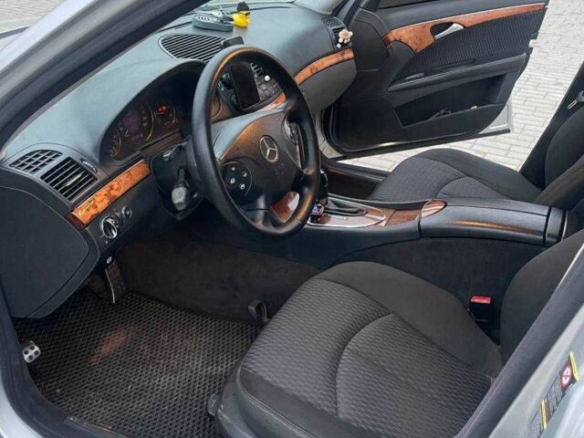 Серый Мерседес Е-Класс, объемом двигателя 2.1 л и пробегом 330 тыс. км за 6200 $, фото 3 на Automoto.ua