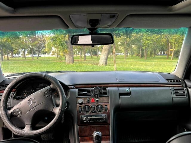 Серый Мерседес Е-Класс, объемом двигателя 2.2 л и пробегом 300 тыс. км за 4600 $, фото 8 на Automoto.ua