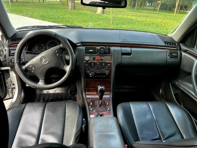 Серый Мерседес Е-Класс, объемом двигателя 2.2 л и пробегом 300 тыс. км за 4600 $, фото 9 на Automoto.ua