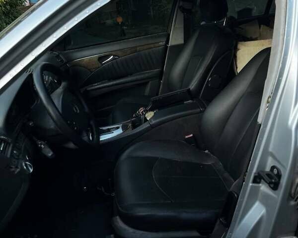 Серый Мерседес Е-Класс, объемом двигателя 3.2 л и пробегом 300 тыс. км за 2600 $, фото 6 на Automoto.ua