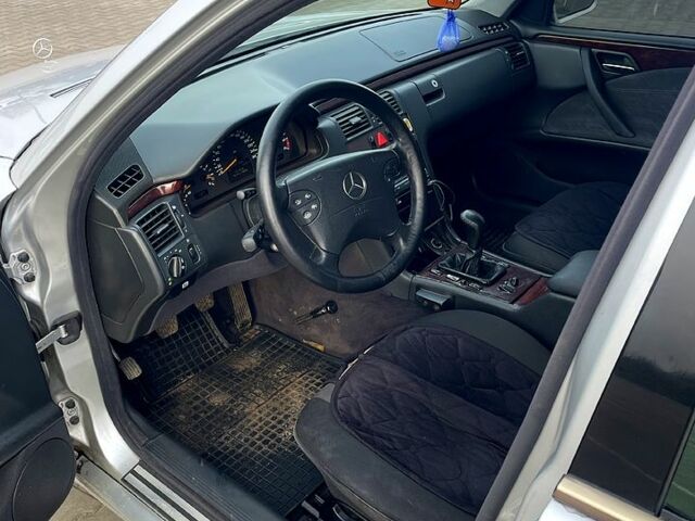 Серый Мерседес Е-Класс, объемом двигателя 2 л и пробегом 320 тыс. км за 4500 $, фото 6 на Automoto.ua