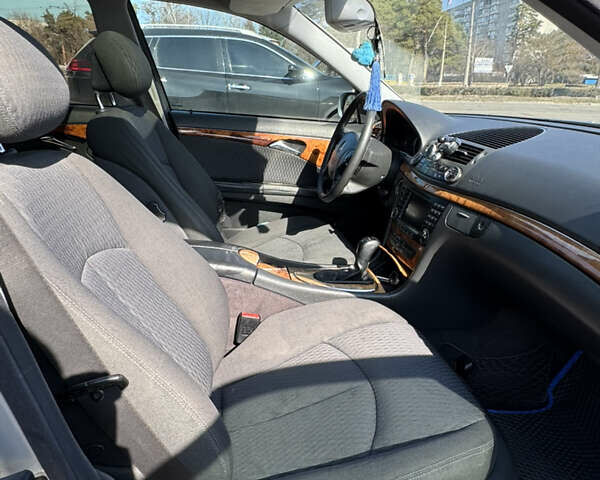 Сірий Мерседес Е-Клас, об'ємом двигуна 2.2 л та пробігом 340 тис. км за 7000 $, фото 10 на Automoto.ua