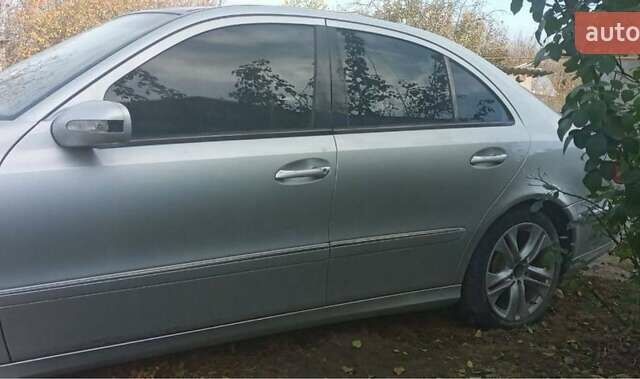 Серый Мерседес Е-Класс, объемом двигателя 3.2 л и пробегом 300 тыс. км за 2600 $, фото 17 на Automoto.ua