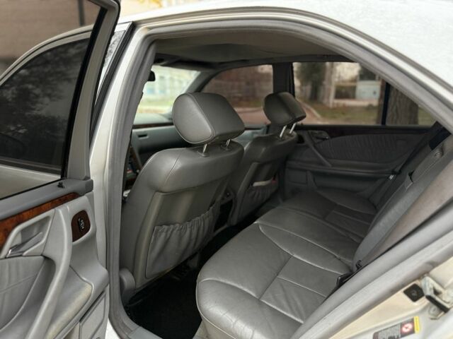 Серый Мерседес Е-Класс, объемом двигателя 3.2 л и пробегом 399 тыс. км за 3500 $, фото 9 на Automoto.ua