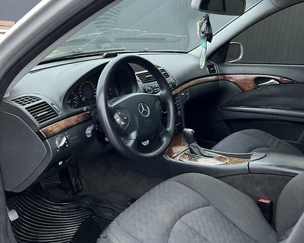 Серый Мерседес Е-Класс, объемом двигателя 2.2 л и пробегом 352 тыс. км за 5200 $, фото 7 на Automoto.ua