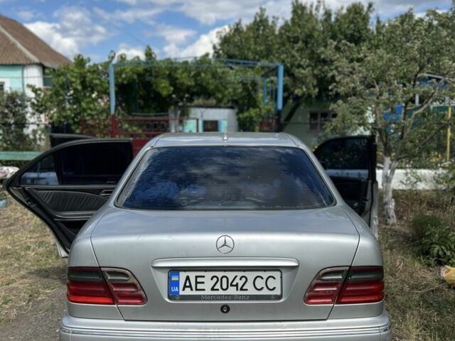 Серый Мерседес Е-Класс, объемом двигателя 2.7 л и пробегом 370 тыс. км за 4800 $, фото 2 на Automoto.ua