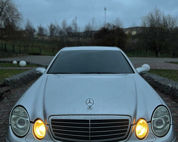 Серый Мерседес Е-Класс, объемом двигателя 2.2 л и пробегом 356 тыс. км за 5399 $, фото 1 на Automoto.ua