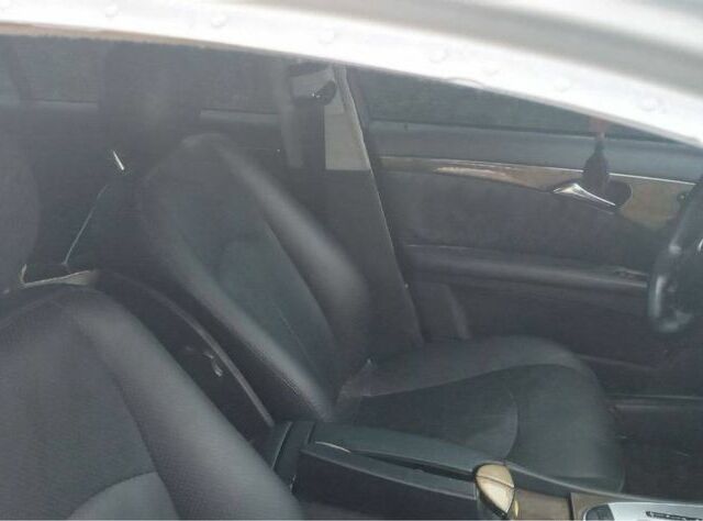 Серый Мерседес Е-Класс, объемом двигателя 3.2 л и пробегом 300 тыс. км за 2600 $, фото 11 на Automoto.ua