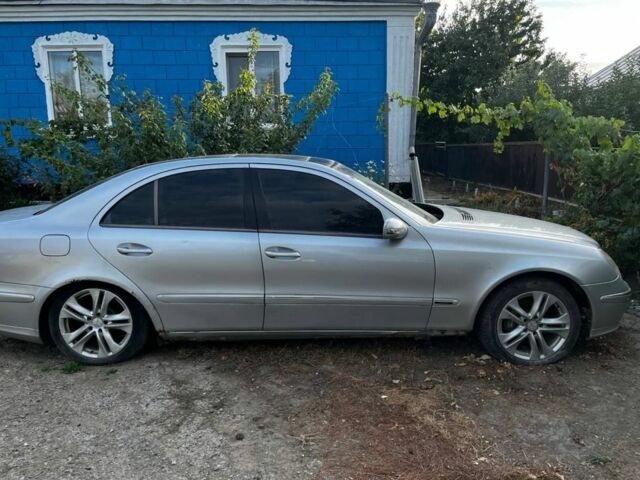 Серый Мерседес Е-Класс, объемом двигателя 3.2 л и пробегом 300 тыс. км за 2600 $, фото 2 на Automoto.ua