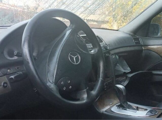 Серый Мерседес Е-Класс, объемом двигателя 3.2 л и пробегом 300 тыс. км за 2600 $, фото 19 на Automoto.ua