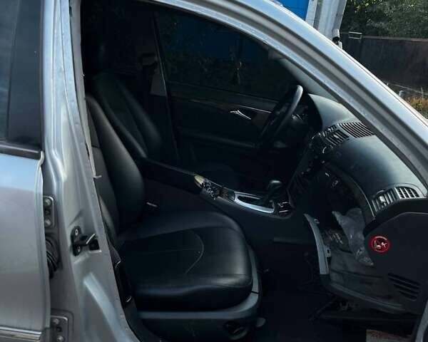 Серый Мерседес Е-Класс, объемом двигателя 3.2 л и пробегом 300 тыс. км за 2600 $, фото 5 на Automoto.ua