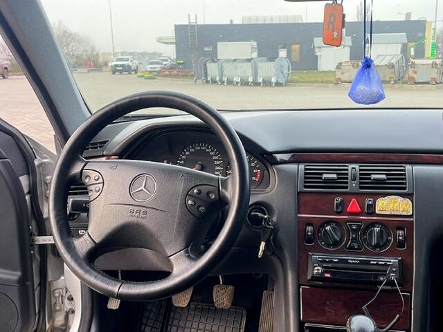 Серый Мерседес Е-Класс, объемом двигателя 2 л и пробегом 320 тыс. км за 4500 $, фото 7 на Automoto.ua