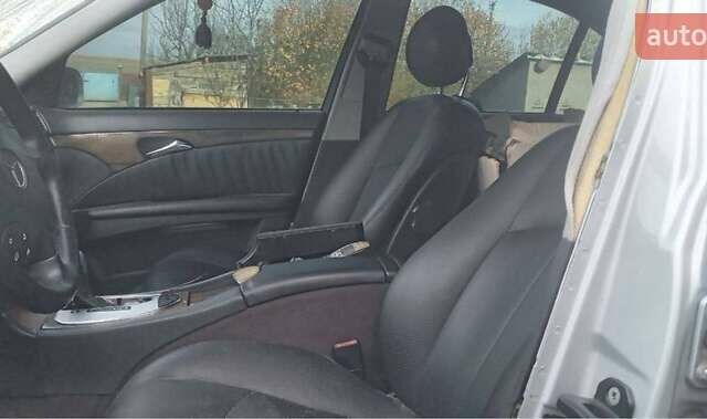 Серый Мерседес Е-Класс, объемом двигателя 3.2 л и пробегом 300 тыс. км за 2600 $, фото 19 на Automoto.ua