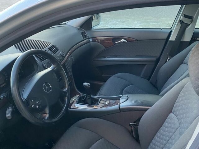 Сірий Мерседес Е-Клас, об'ємом двигуна 2.2 л та пробігом 200 тис. км за 3500 $, фото 5 на Automoto.ua