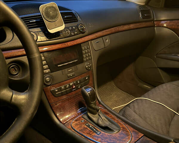 Серый Мерседес Е-Класс, объемом двигателя 2.2 л и пробегом 350 тыс. км за 5800 $, фото 5 на Automoto.ua