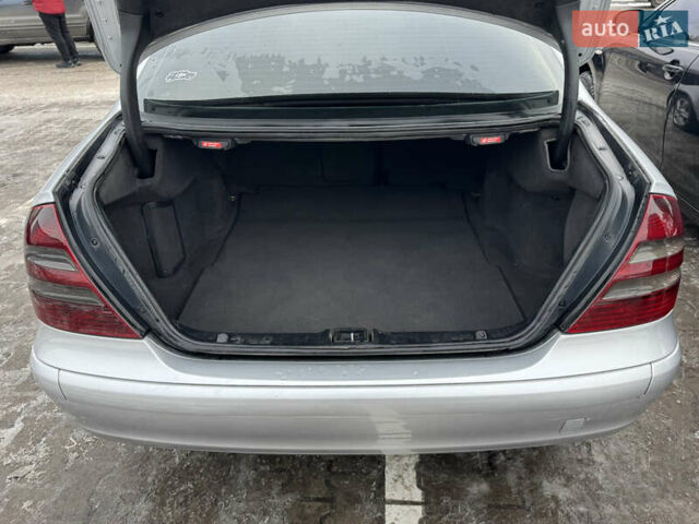 Серый Мерседес Е-Класс, объемом двигателя 2.2 л и пробегом 360 тыс. км за 6000 $, фото 10 на Automoto.ua