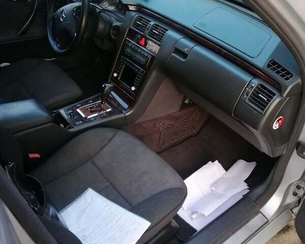 Сірий Мерседес Е-Клас, об'ємом двигуна 3.2 л та пробігом 422 тис. км за 5000 $, фото 5 на Automoto.ua