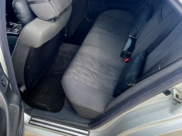 Серый Мерседес Е-Класс, объемом двигателя 2 л и пробегом 320 тыс. км за 4500 $, фото 5 на Automoto.ua