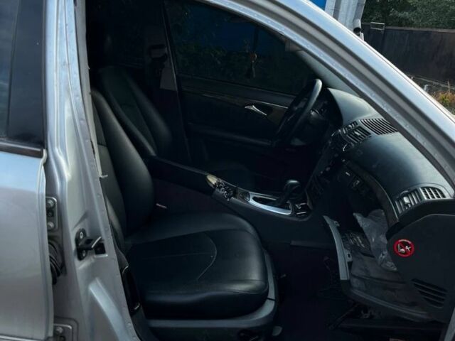 Серый Мерседес Е-Класс, объемом двигателя 3.2 л и пробегом 300 тыс. км за 2600 $, фото 6 на Automoto.ua